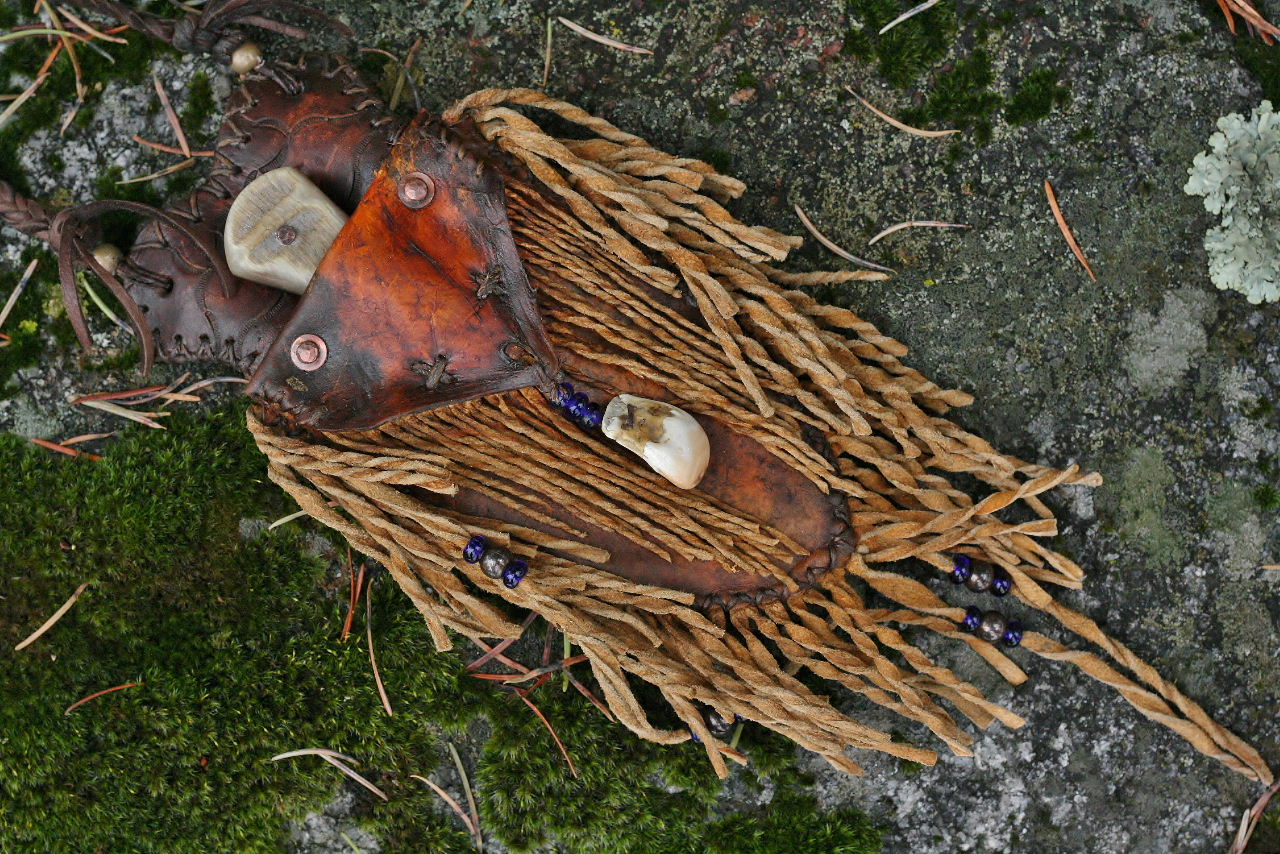 Mountain Man neck knife, sheep horn