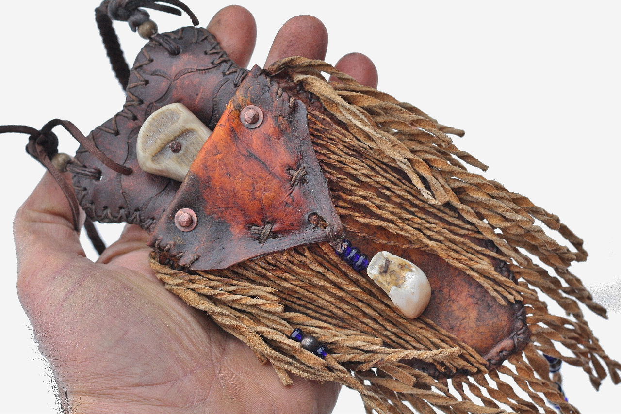 Mountain Man neck knife, sheep horn