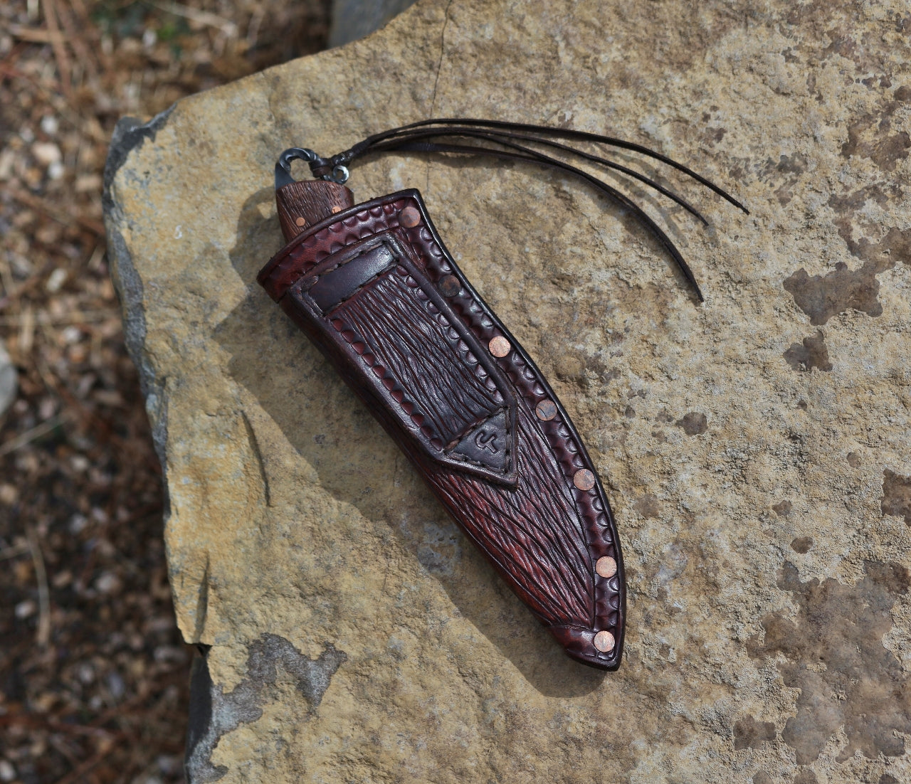Spay point hunter/utility knife, African rosewood
